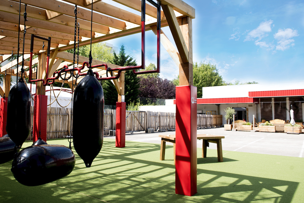 terrasse-brumisée-ombre-ombragée-chill-détente-espace-extérieur-parcours-ninja-trampoline-pingpong-badminton-basket-jeux-mölkky-slacklines--Après-midi-petit budget-Jeu de société-Temps de pluie--stages-escalade-loisir-Ambiance-fête-Dialogue-route71-soiree-escalade-loisir-famille-destination-vacances-famille-amis-activité-theme-boutique-parc-courinterieur-exterieur-spa-vacances-parcours-prestations-decouverte-music-ouverturetouslesjours-art-chausson-escalade-bienetre-enfant-sport-evenements-trampoline-ville-bar-tourisme-saone-loire-snack-charnay-les-macon-referencement-site