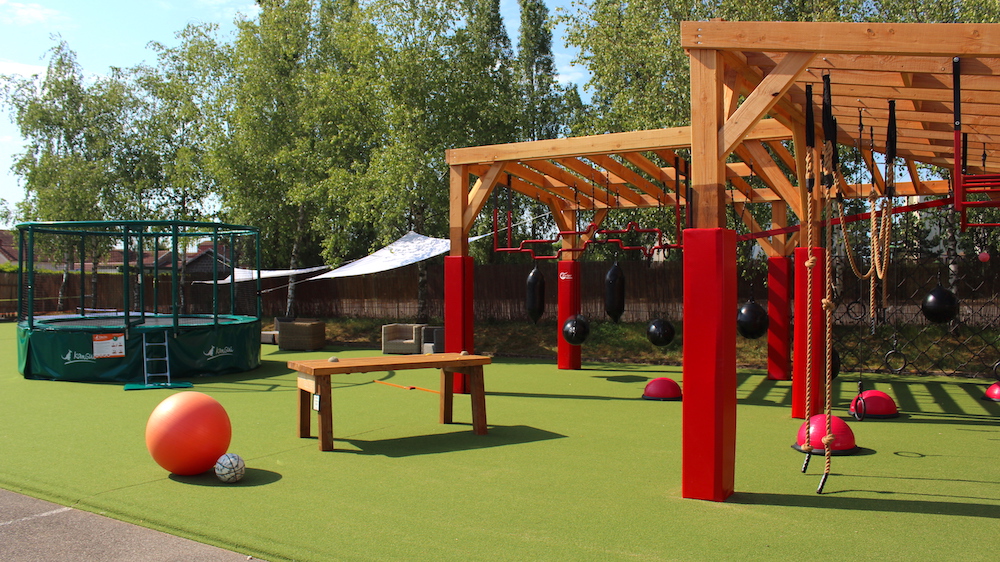 terrasse-brumisée-ombre-ombragée-chill-détente-espace-extérieur-parcours-ninja-trampoline-pingpong-badminton-basket-jeux-mölkky-slacklines--Après-midi-petit budget-Jeu de société-Temps de pluie--stages-escalade-loisir-Ambiance-fête-Dialogue-route71-soiree-escalade-loisir-famille-destination-vacances-famille-amis-activité-theme-boutique-parc-courinterieur-exterieur-spa-vacances-parcours-prestations-decouverte-music-ouverturetouslesjours-art-chausson-escalade-bienetre-enfant-sport-evenements-trampoline-ville-bar-tourisme-saone-loire-snack-charnay-les-macon-referencement-site