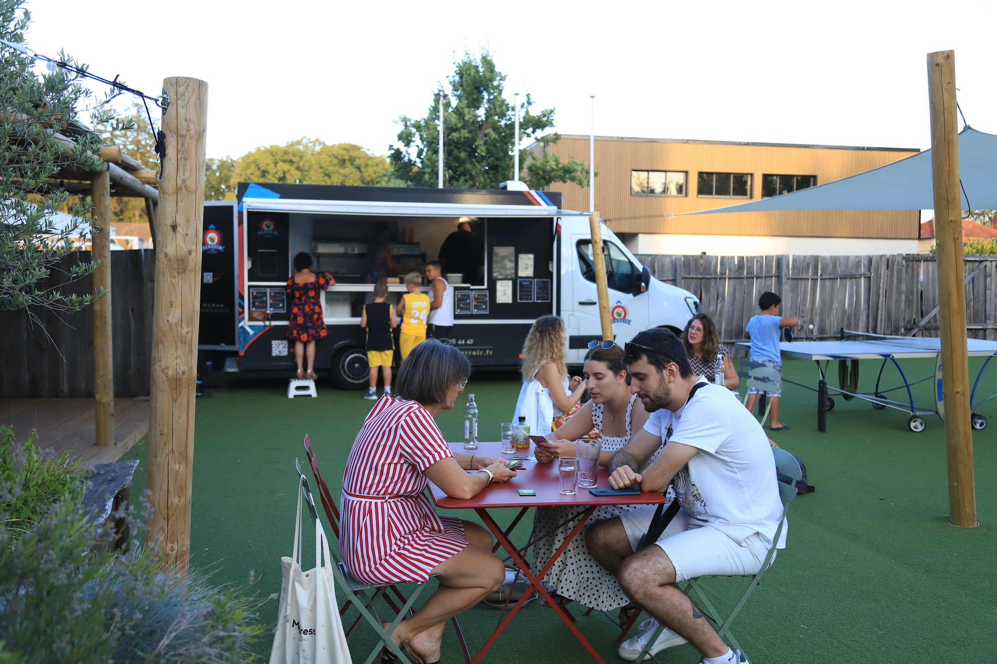 soiree-jeux-foodtruck-mâcon-férié-jour-stage-vacances-Après-midi-petit budget-Jeu de société-Temps de pluie-salade paysanne1-Exposition-Ambiance-fête-Dialogue-route71-soiree-escalade-loisir-famille-destination-vacances-famille-amis-activité-theme-boutique-parc-abonnement-courinterieur-exterieur-spa-vacances-parcours-prestations-decouverte-music-ouverturetouslesjours-art-chausson-escalade-bienetre-enfant-sport-evenements-trampoline-ville-bar-tourisme-saone-loire-snack-charnay-les-macon-referencement-site-partenariat