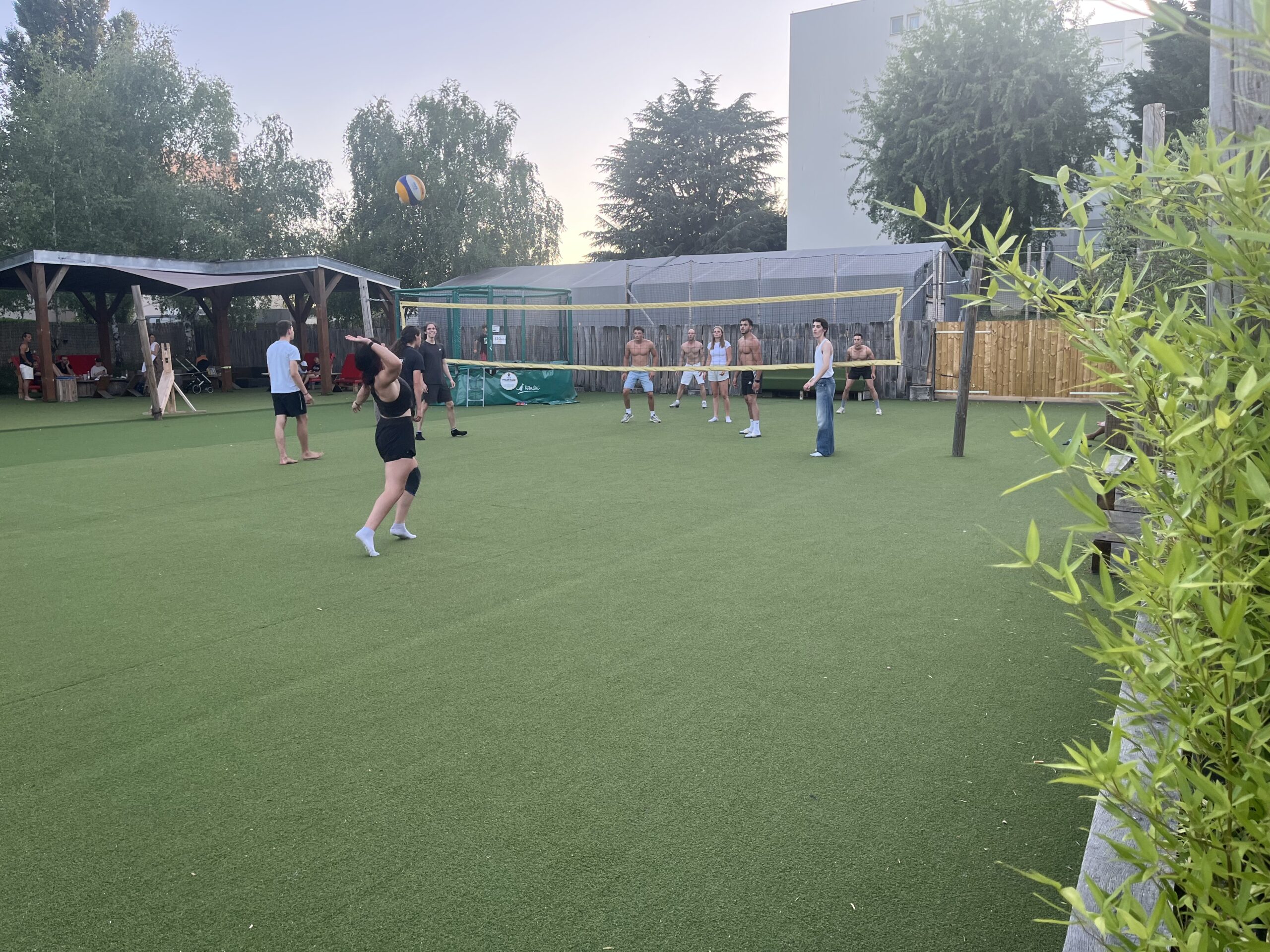 beach-volley-Après-midi-matin-petit budget-Jeu de société-Temps de soleil-salade paysanne1-Exposition-Ambiance-fête-Dialogue-route71-soiree-escalade-loisir-famille-destination-vacances-famille-amis-activité-theme-boutique-parc-abonnement-courinterieur-exterieur-vacances-parcours-prestations-decouverte-music-ouverturetouslesjours-art-chausson-escalade-bienetre-enfant-sport-evenements-trampoline-ville-bar-tourisme-saone-loire-snack-charnay-les-macon-referencement-site-partenariat