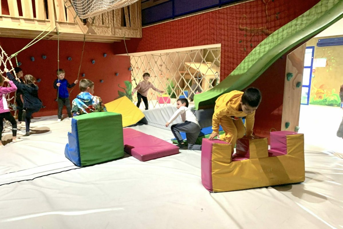 Après-midi-petit budget-Jeu de société-Temps de pluie-salade paysanne1-Exposition-Ambiance-fête-Dialogue-route71-soiree-escalade-loisir-famille-destination-vacances-famille-amis-activité-theme-boutique-parc-abonnement-courinterieur-exterieur-spa-vacances-parcours-prestations-decouverte-music-ouverturetouslesjours-art-chausson-escalade-bienetre-enfant-sport-evenements-trampoline-ville-bar-tourisme-saone-loire-snack-charnay-les-macon-referencement-site-partenariat